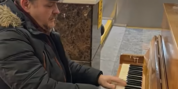 Чому відомий ведучий грає на вокзалах – ХіТ НСЖУ