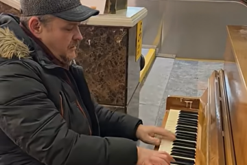 Чому відомий ведучий грає на вокзалах – ХіТ НСЖУ