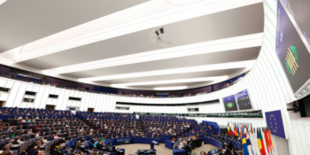 Кінець «епохи піратства» для ШІ: Європарламент захистив права журналістів