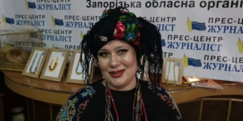 Магія скла, танцю та незламності: медійниця і майстриня Тетяна Іспандярова принесла до пресклубу… півня Арсенія