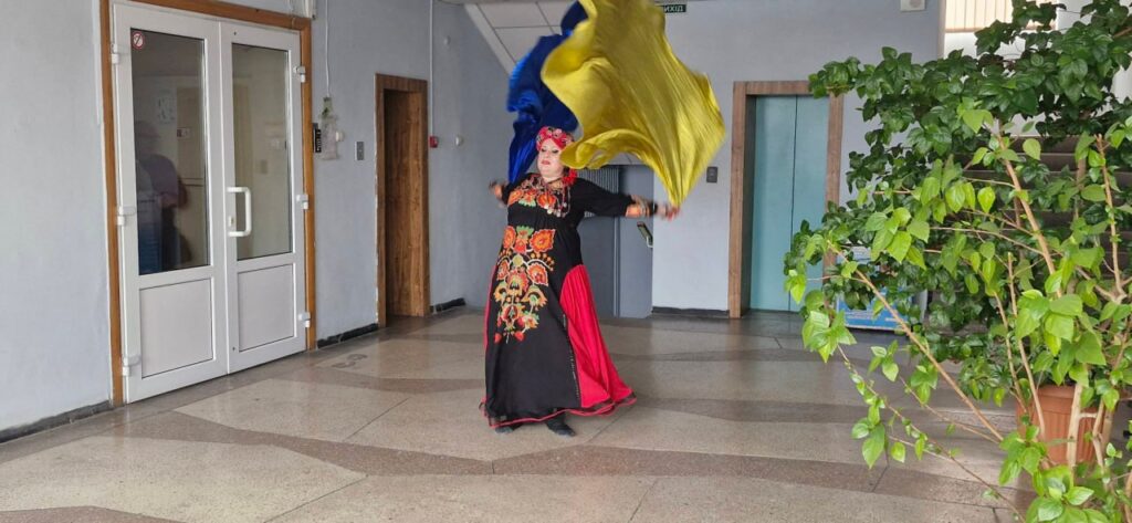 Магія скла, танцю та незламності: медійниця і майстриня Тетяна Іспандярова принесла до пресклубу… півня Арсенія 4