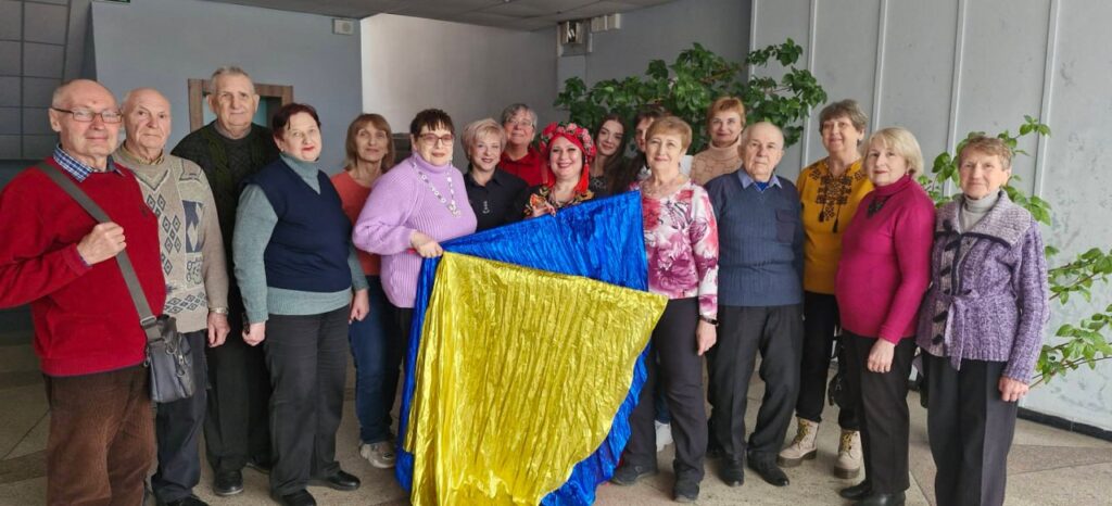 Магія скла, танцю та незламності: медійниця і майстриня Тетяна Іспандярова принесла до пресклубу… півня Арсенія 6