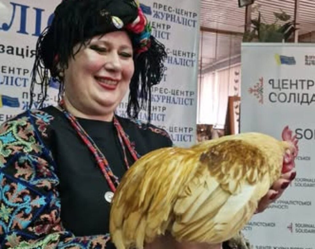 Магія скла, танцю та незламності: медійниця і майстриня Тетяна Іспандярова принесла до пресклубу… півня Арсенія 5