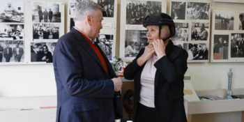 «Газети повинні залишитися і вижити, бо вони також є свідченням цього часу»: НСЖУ передала захисне спорядження одеським журналістам 19 «Газети повинні залишитися і вижити, бо вони також є свідченням цього часу»: НСЖУ передала захисне спорядження одеським журналістам