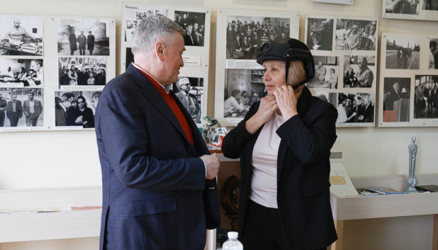 «Газети повинні залишитися і вижити, бо вони також є свідченням цього часу»: НСЖУ передала захисне спорядження одеським журналістам 17 «Газети повинні залишитися і вижити, бо вони також є свідченням цього часу»: НСЖУ передала захисне спорядження одеським журналістам