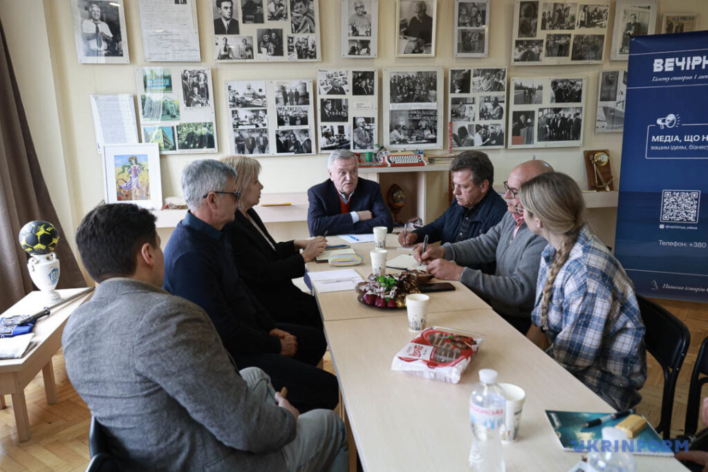 «Газети повинні залишитися і вижити, бо вони також є свідченням цього часу»: НСЖУ передала захисне спорядження одеським журналістам 20 «Газети повинні залишитися і вижити, бо вони також є свідченням цього часу»: НСЖУ передала захисне спорядження одеським журналістам 3