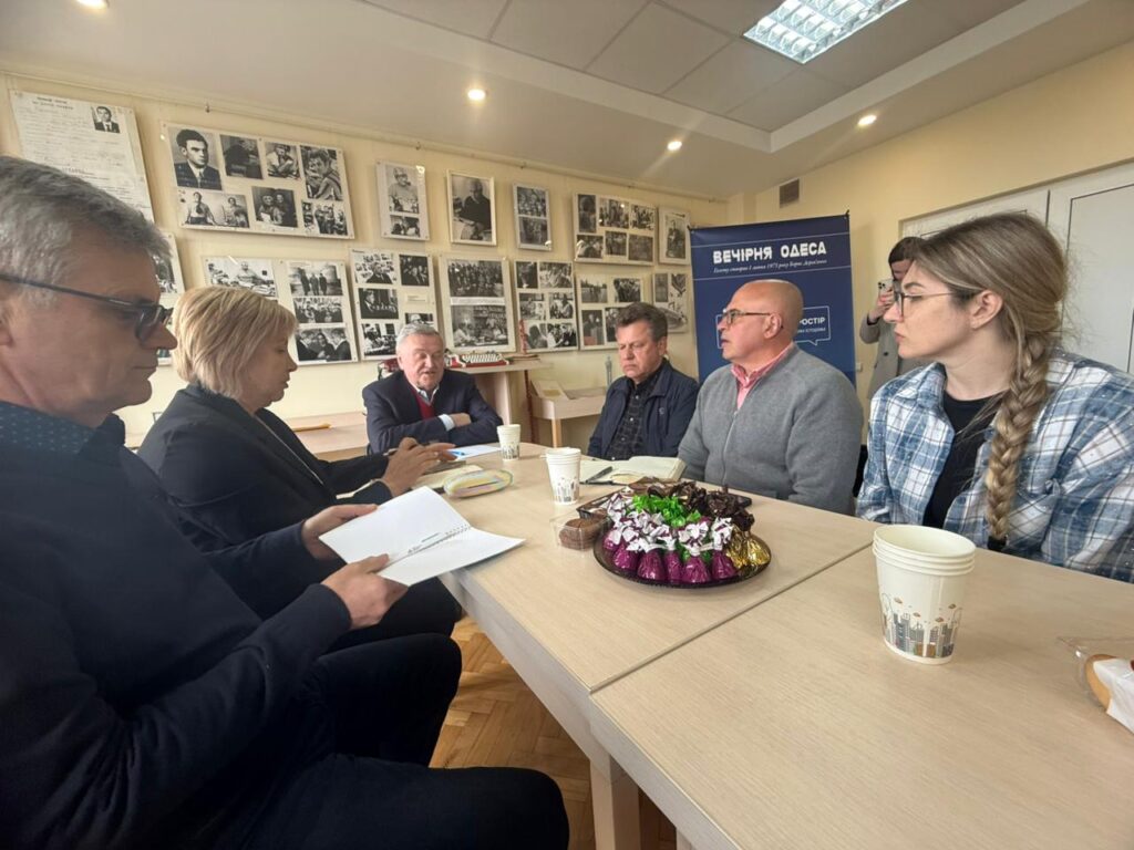 «Газети повинні залишитися і вижити, бо вони також є свідченням цього часу»: НСЖУ передала захисне спорядження одеським журналістам 18 «Газети повинні залишитися і вижити, бо вони також є свідченням цього часу»: НСЖУ передала захисне спорядження одеським журналістам 1