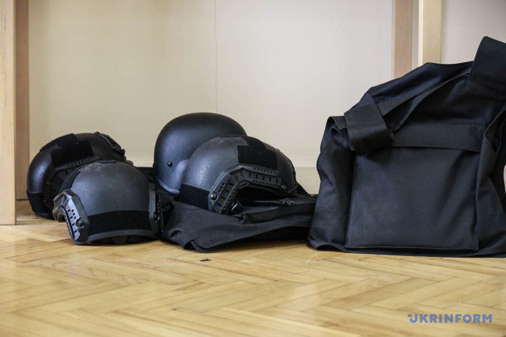 «Газети повинні залишитися і вижити, бо вони також є свідченням цього часу»: НСЖУ передала захисне спорядження одеським журналістам 21 «Газети повинні залишитися і вижити, бо вони також є свідченням цього часу»: НСЖУ передала захисне спорядження одеським журналістам 4