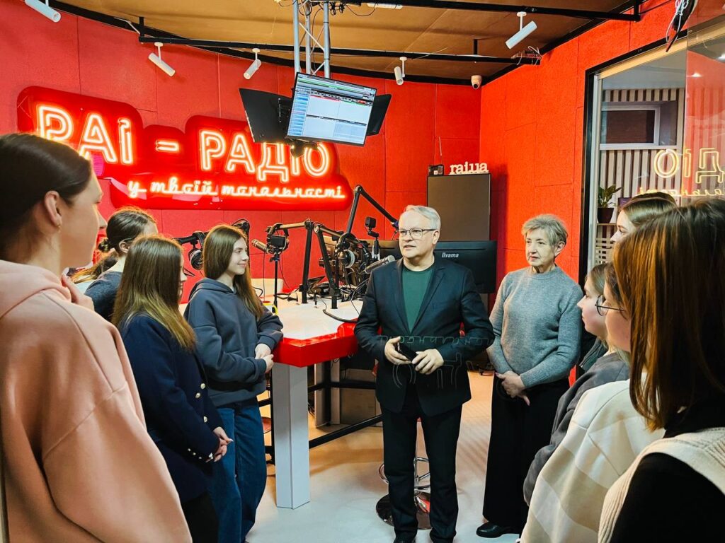 Добрий старт для майбутніх медійників: слухачі Школи журналістики спробували себе в ролі ведучих