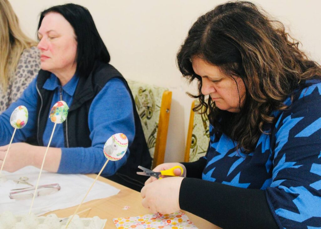 Арт-терапія й перезавантаження: прикарпатські  медійники створювали писанки 8