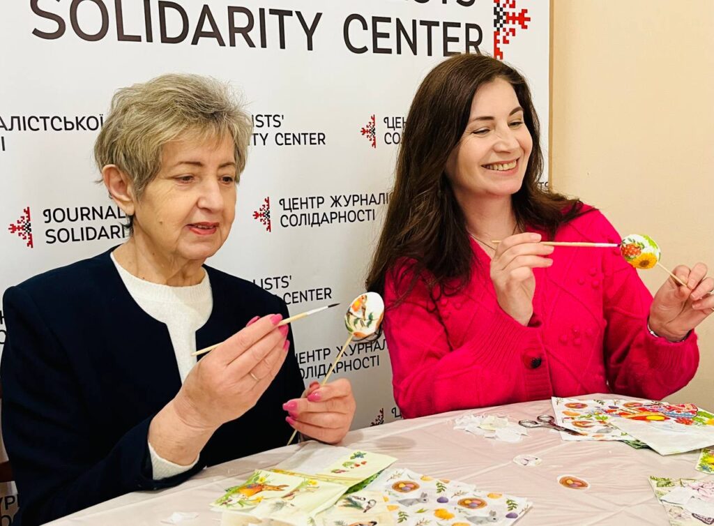 Арт-терапія й перезавантаження: прикарпатські  медійники створювали писанки 9