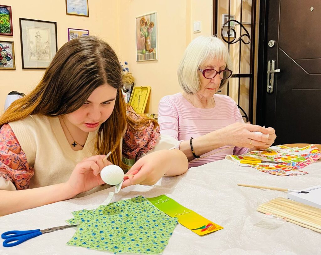 Арт-терапія й перезавантаження: прикарпатські  медійники створювали писанки 10