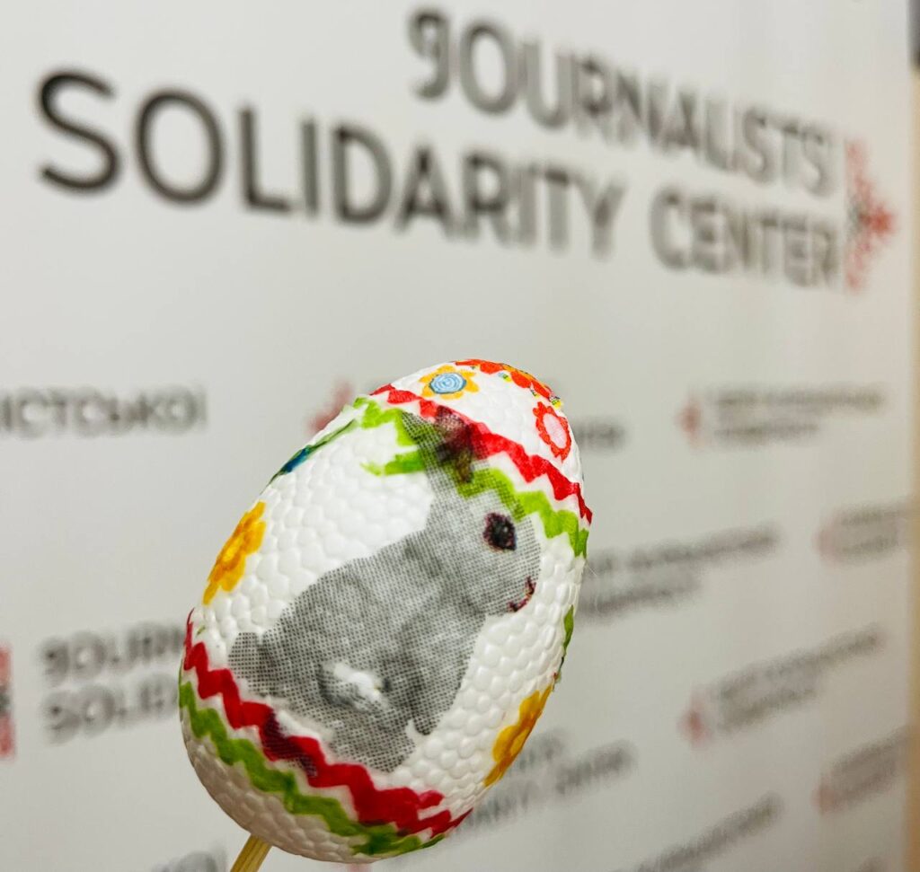 Арт-терапія й перезавантаження: прикарпатські  медійники створювали писанки 11