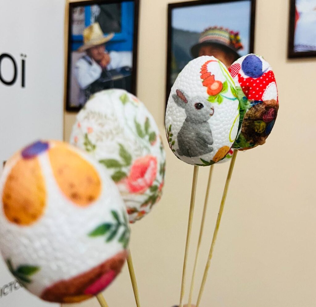 Арт-терапія й перезавантаження: прикарпатські  медійники створювали писанки 12