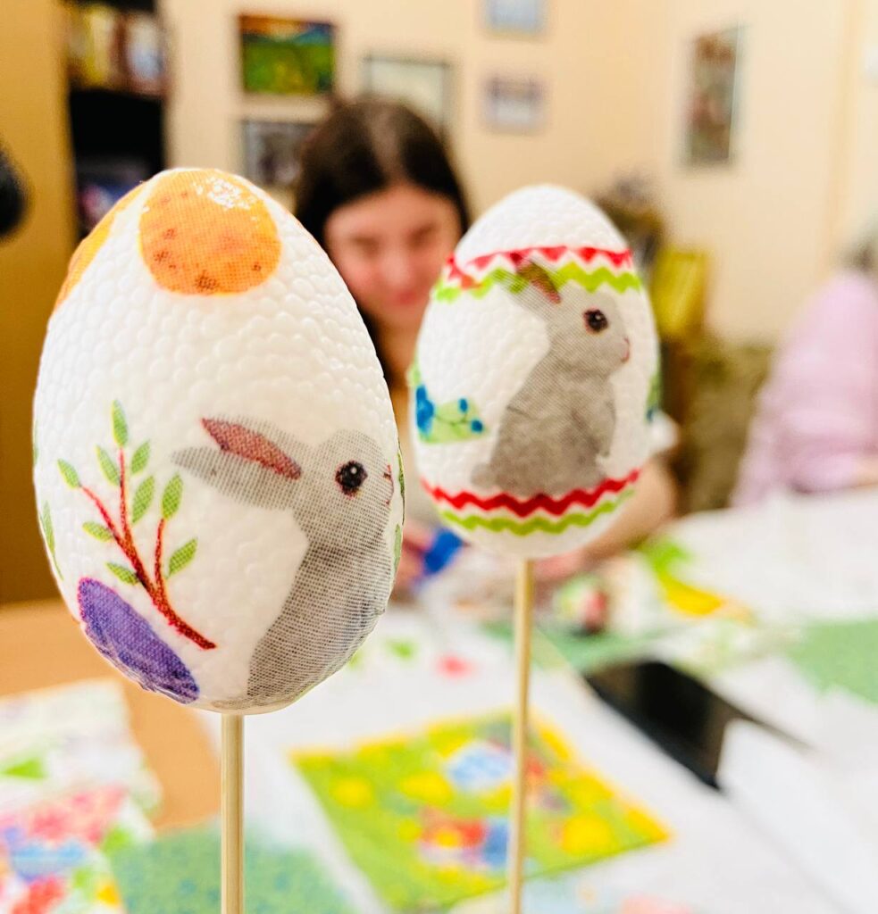 Арт-терапія й перезавантаження: прикарпатські  медійники створювали писанки 13