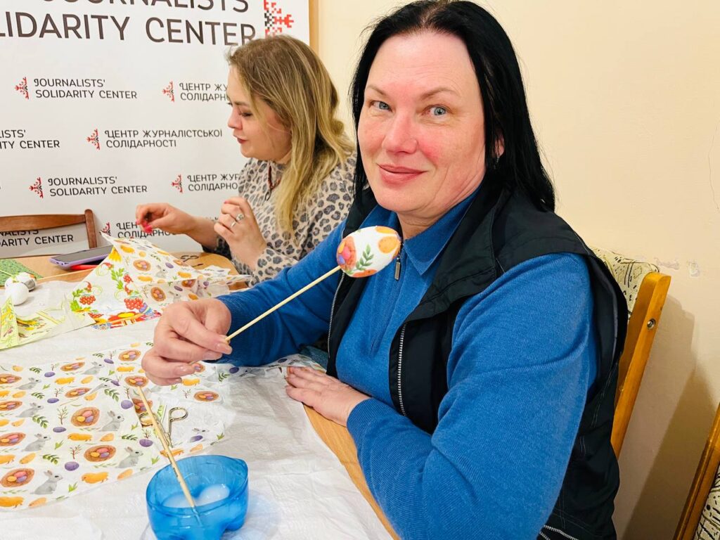 Арт-терапія й перезавантаження: прикарпатські  медійники створювали писанки 1