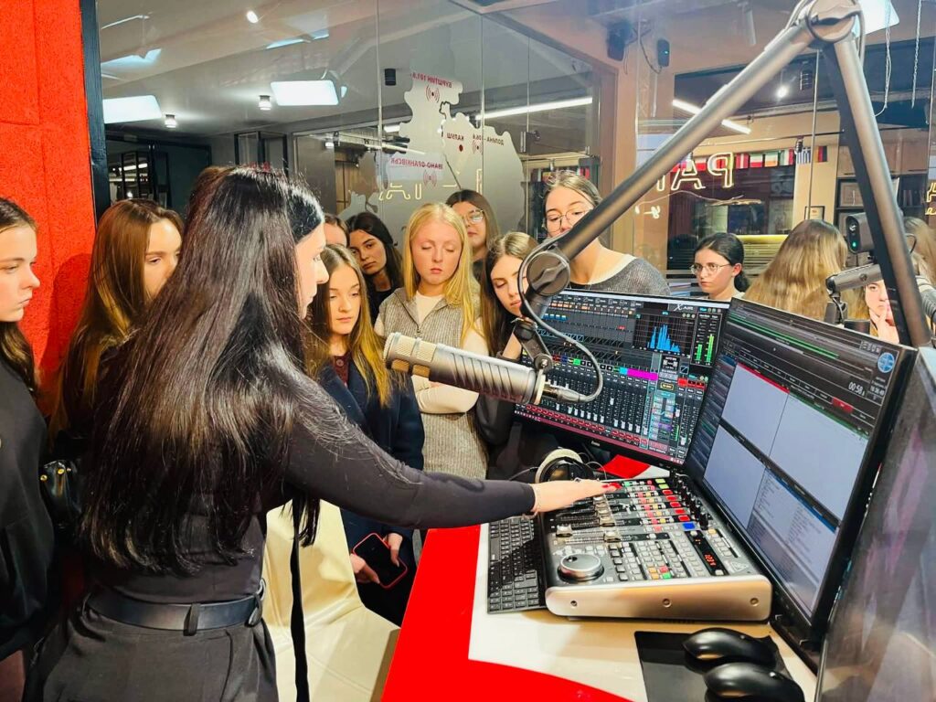 Добрий старт для майбутніх медійників: слухачі Школи журналістики спробували себе в ролі ведучих 1