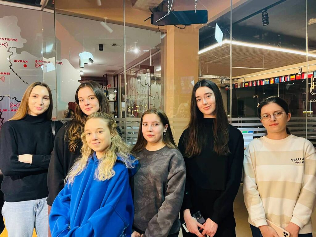 Добрий старт для майбутніх медійників: слухачі Школи журналістики спробували себе в ролі ведучих 6