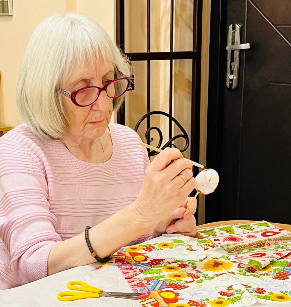 Арт-терапія й перезавантаження: прикарпатські  медійники створювали писанки 5