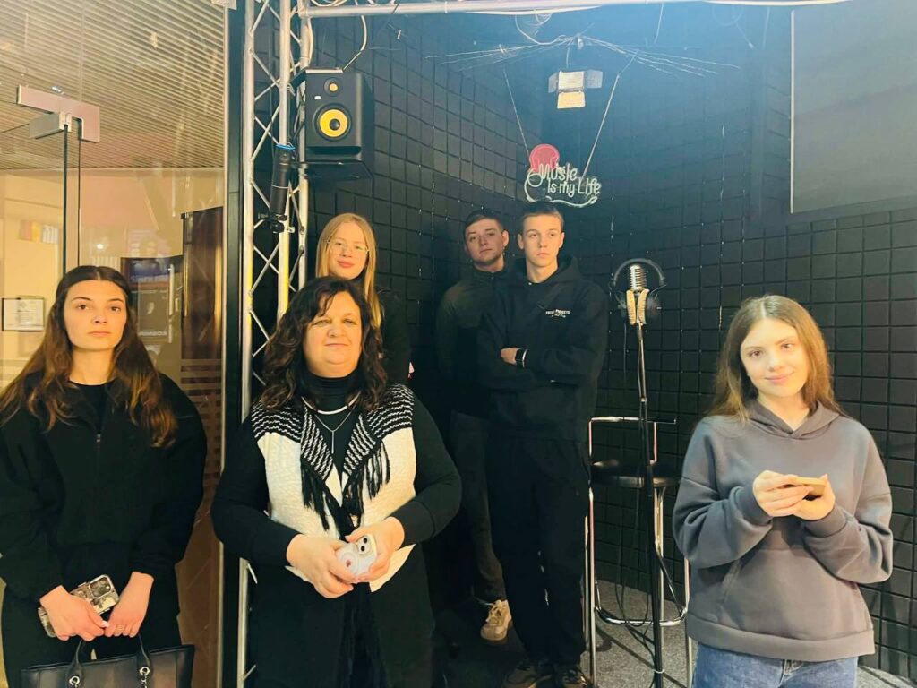 Добрий старт для майбутніх медійників: слухачі Школи журналістики спробували себе в ролі ведучих 7