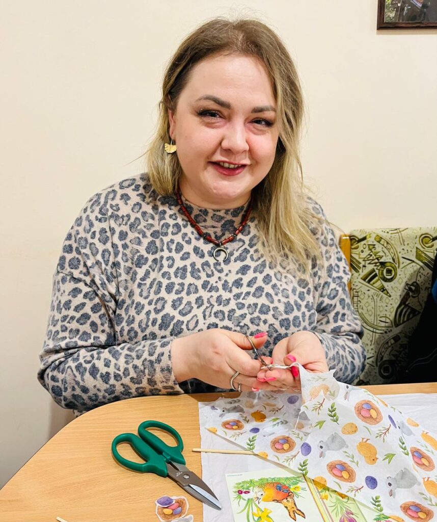 Арт-терапія й перезавантаження: прикарпатські  медійники створювали писанки 6