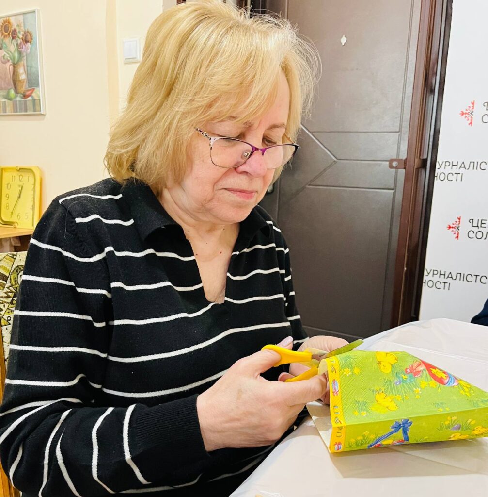 Арт-терапія й перезавантаження: прикарпатські  медійники створювали писанки 7