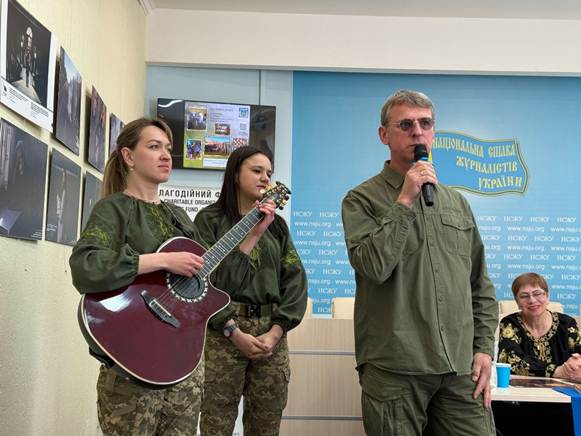 Волонтерство – це спосіб сказати «дякую» нашим захисникам: презентація книги «Волонтери» Ольги Фещенко 4
