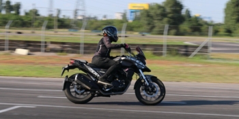 Зі Сходу до Заходу на мотоциклі: незвичне хобі телеоператорки із Запоріжжя