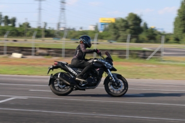 Зі Сходу до Заходу на мотоциклі: незвичне хобі телеоператорки із Запоріжжя