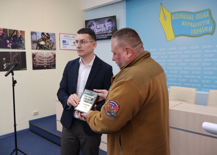 Ордени і Національна премія за мужність та правду: пам’ять про Альону Губанову та Євгена Кармазіна вшанували в НСЖУ