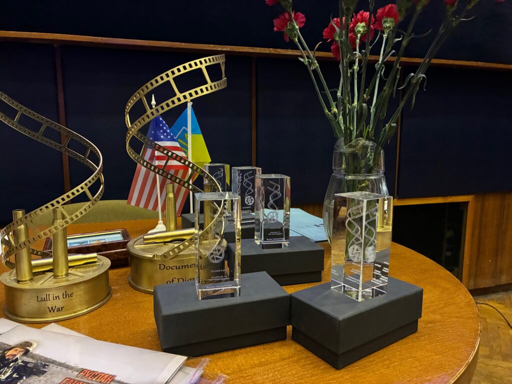 “Ми знаємо, що памʼять сильніша за смерть”: у Києві відбулася перша церемонія нагородження Премії імені Руслана Ганущака 1