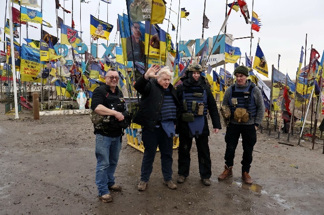 Борис Джонсон побував на передовій на Запорізькому напрямку та отримав примірник прифронтової газети «Зоря» 19 Борис Джонсон побував на передовій на Запорізькому напрямку та отримав примірник прифронтової газети «Зоря» 2