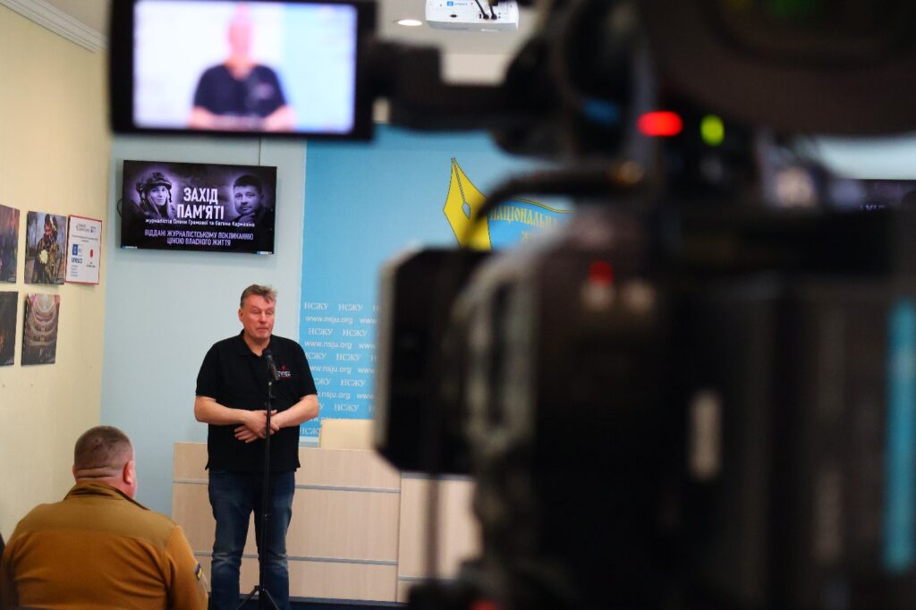 Ордени і Національна премія за мужність та правду: пам’ять про Альону Губанову та Євгена Кармазіна вшанували в НСЖУ 4