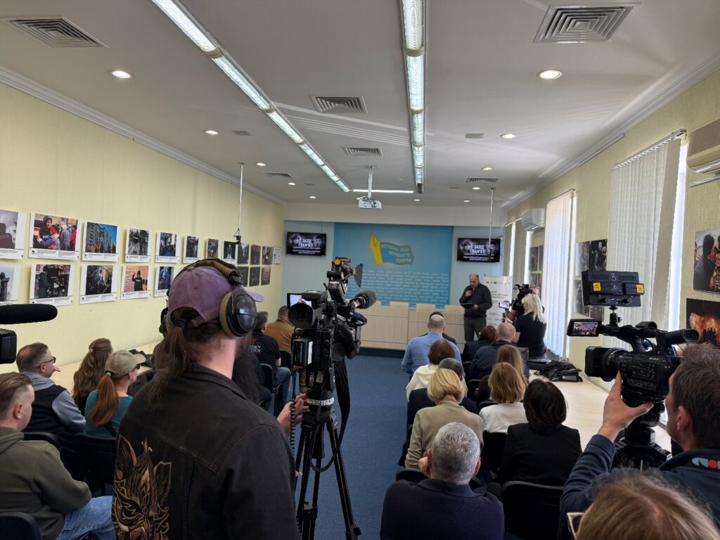 Ордени і Національна премія за мужність та правду: пам’ять про Альону Губанову та Євгена Кармазіна вшанували в НСЖУ 5