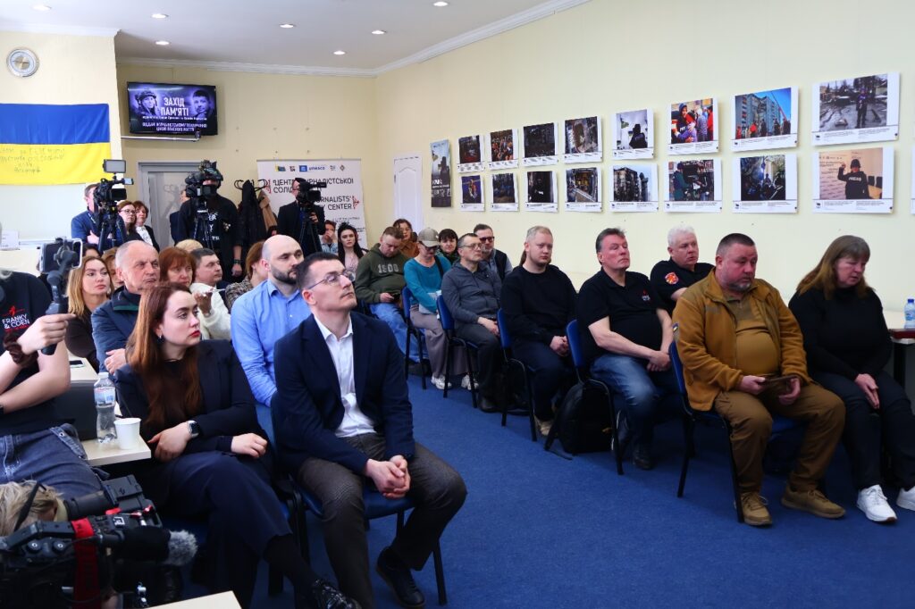 Ордени і Національна премія за мужність та правду: пам’ять про Альону Губанову та Євгена Кармазіна вшанували в НСЖУ 6