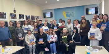 «Маленькими кроками робимо великі справи»: у Києві відбулася презентація книги Ольги Фещенко «Волонтери» 18 «Маленькими кроками робимо великі справи»: у Києві відбулася презентація книги Ольги Фещенко «Волонтери»