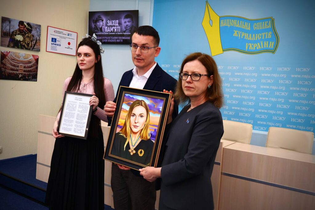 Портрет Вікторії Рощиної передали до НСЖУ як символ пам’яті та професійної мужності