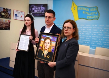 Портрет Вікторії Рощиної передали до НСЖУ як символ пам’яті та професійної мужності