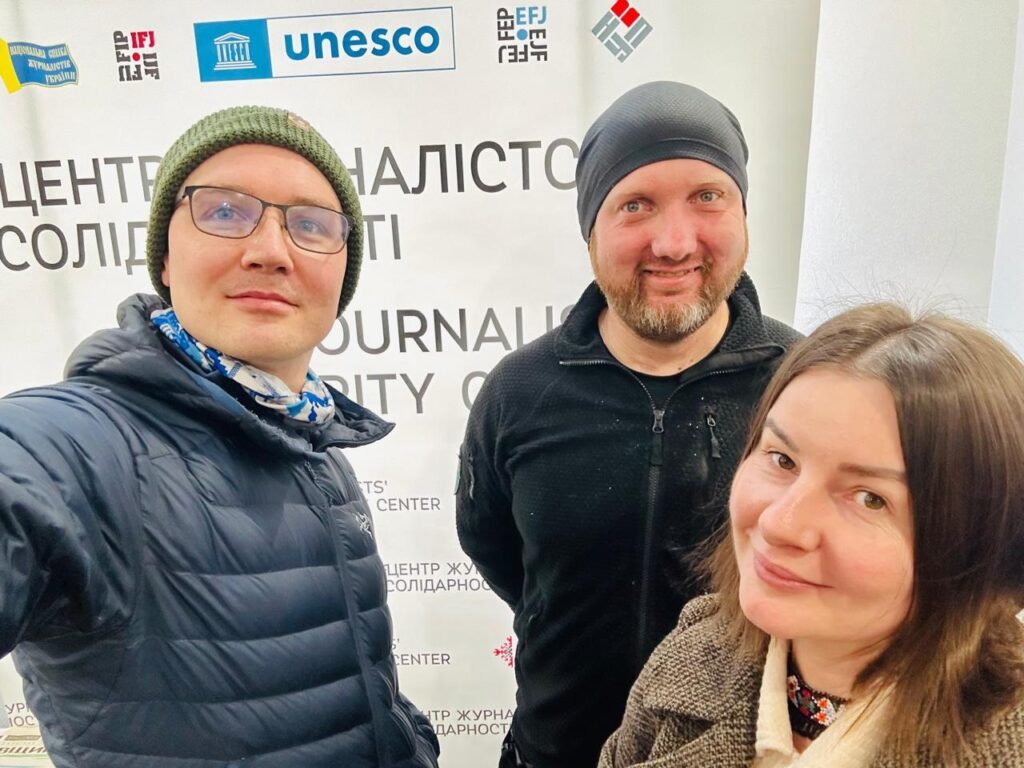 «Українські журналісти переживають «марафон емоційної трагедії в уповільненій зйомці» – так канадський журналіст Скотт Дуглас Джейкобсен характеризує роботу своїх колег 1