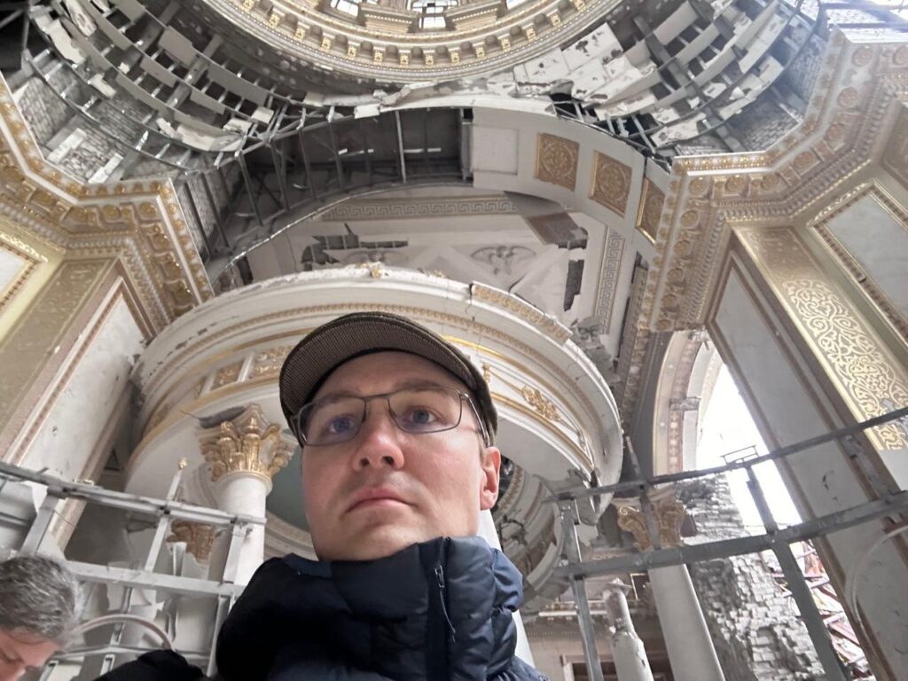 «Українські журналісти переживають «марафон емоційної трагедії в уповільненій зйомці» – так канадський журналіст Скотт Дуглас Джейкобсен характеризує роботу своїх колег 2