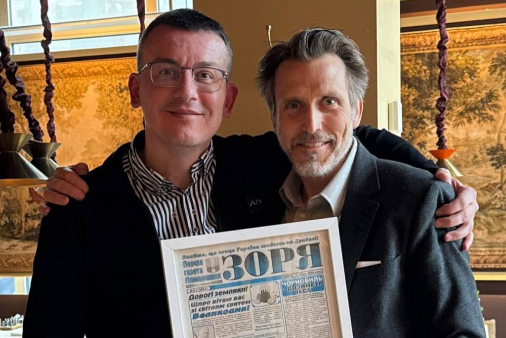 У Стокгольмі – фронтовий експонат: голова НСЖУ передав президенту шведському колезі газету «Зоря» з Лимана