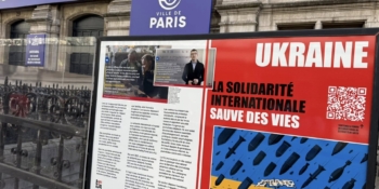 «Міжнародна солідарність рятує життя»: фотостенд про українських журналістів з’явився на вулицях Парижа