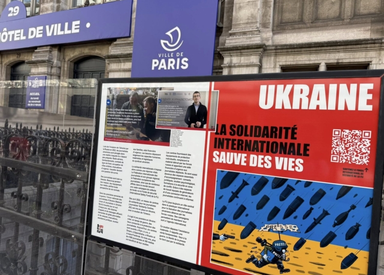 «Міжнародна солідарність рятує життя»: фотостенд про українських журналістів з’явився на вулицях Парижа
