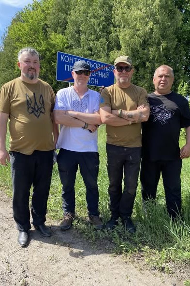 «Журналістське щастя»: як британські волонтери й український священник допомогли редактору «Ворскли» довезти газету читачам 3