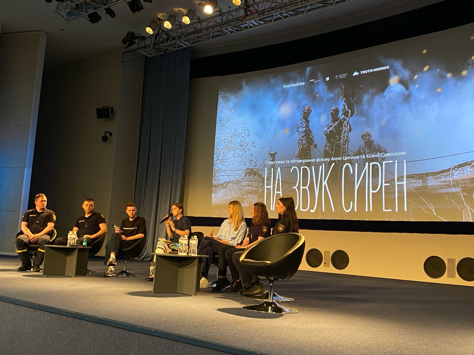 «На звук сирен»: фільм про тих, хто першим іде в епіцентр атак 17 «На звук сирен»: фільм про тих, хто першим іде в епіцентр атак