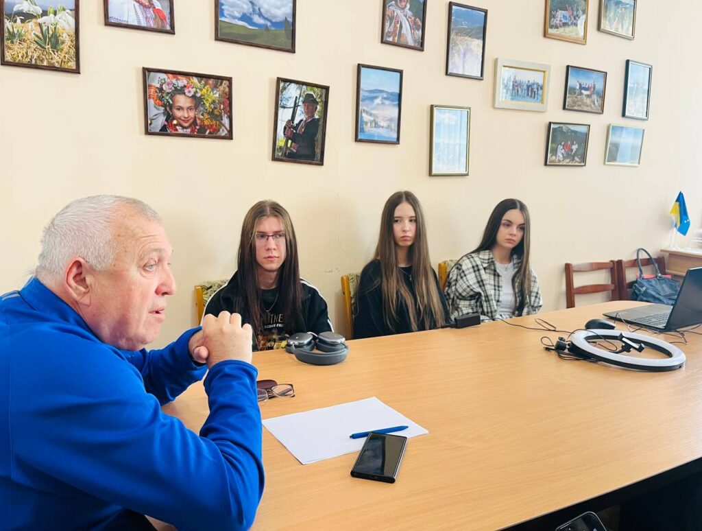 «Не вдалося зробити фоторепортаж з першої спроби – вийде з другої, третьої»: майстер-клас від журналіста Михайла Мазура в Івано-Франківському ЦЖС 3