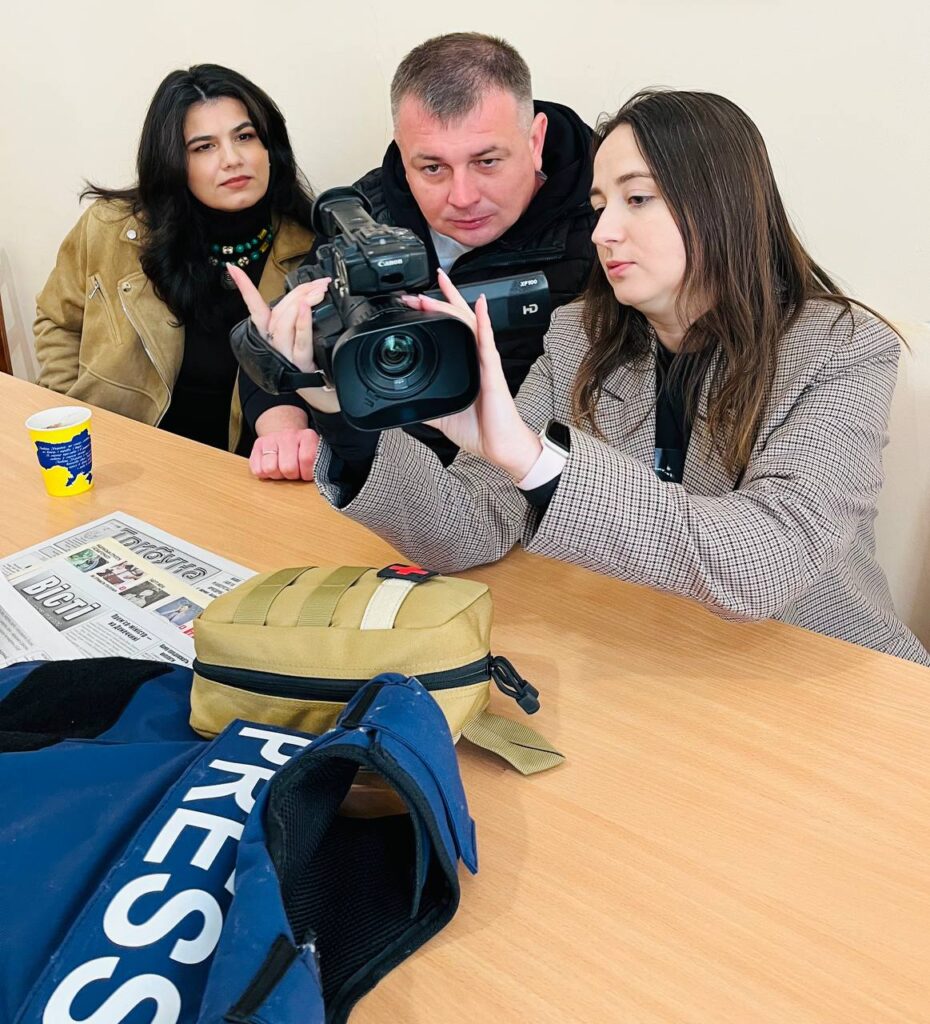 Напис «PRESS» на бронежилеті не зажди захищає: херсонська медійниця Валентина Пестушко поділилась досвідом зі студентами 4