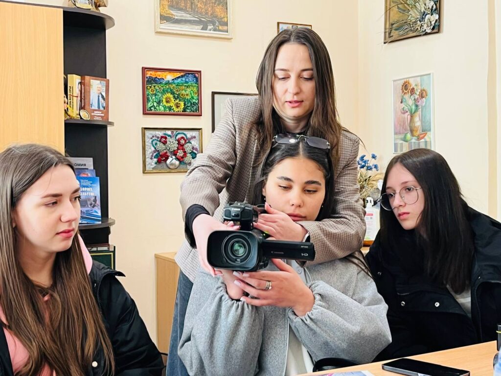 Напис «PRESS» на бронежилеті не зажди захищає: херсонська медійниця Валентина Пестушко поділилась досвідом зі студентами 6