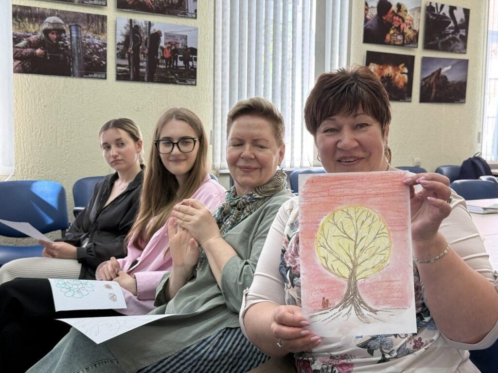 Зупинитися, щоб переосмислити навантаження: у Києві відбулася зустріч групи підтримки для медійників 18 Зупинитися, щоб переосмислити навантаження: у Києві відбулася зустріч групи підтримки для медійників 1