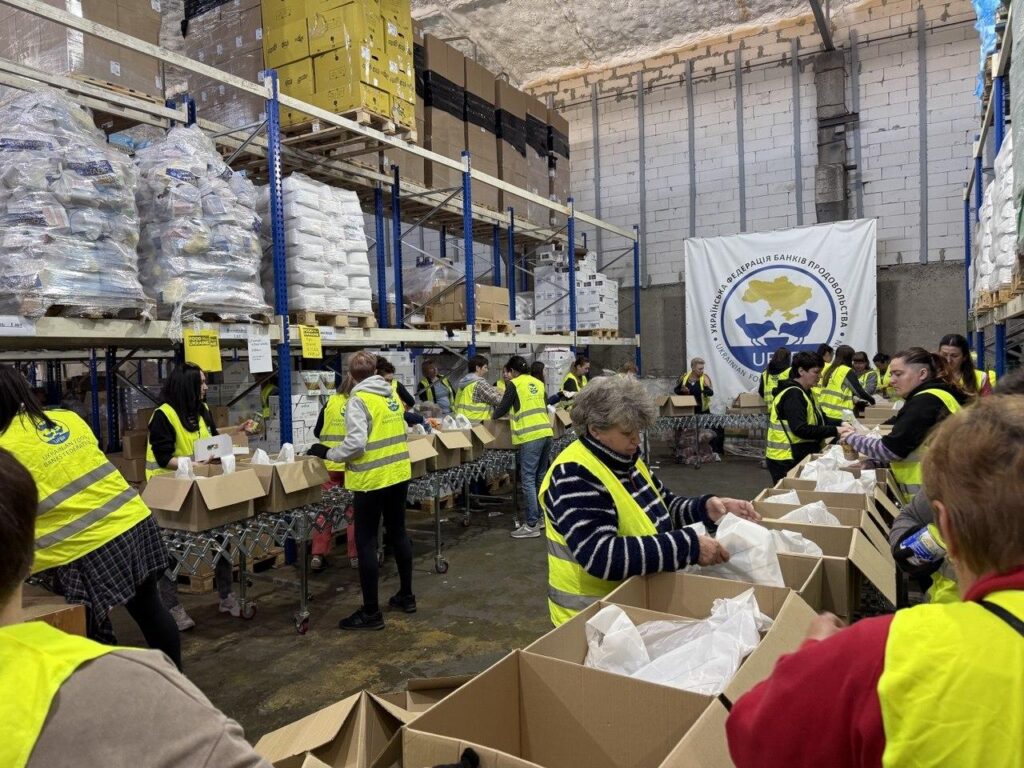 Медіадопомога в дії: у Києві журналісти разом із волонтерами УФБП формували продуктові набори
